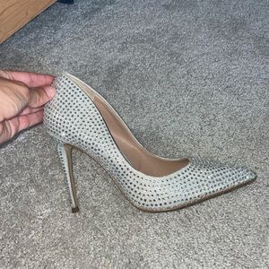 beautiful silver studded closed toe heels 😍 size 7.5 worn twice